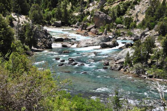 Um rio que mais parece um cartão postal, no Parque Lanin, região de San Martín de Los Andes, na Argentina